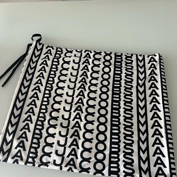 Marc Jacobs Monochrome Logo Large Drawstring Pouch/Dust Bag - 25x21 - Picture 3 of 3